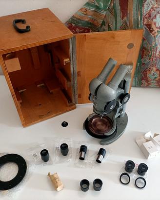 Microscopio Zeiss con oculari ed accessori