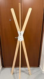 Appendiabiti in legno a forma di un teepee