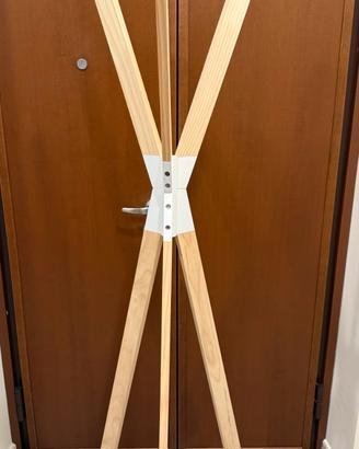 Appendiabiti in legno a forma di un teepee