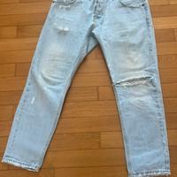 Jeans azzurri strappati