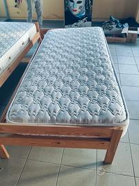 letto singolo in legno con materasso