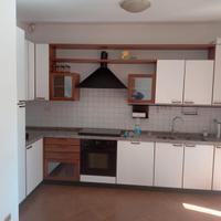 cucina con elettrodomestici 