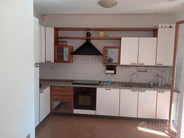 cucina con elettrodomestici 