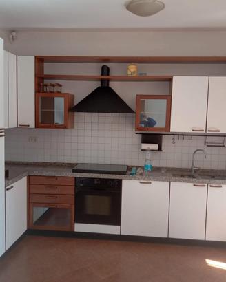 cucina con elettrodomestici 