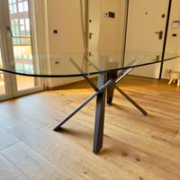 Tavolo in cristallo con le sedie