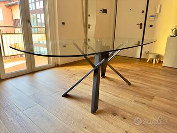 Tavolo in cristallo con le sedie