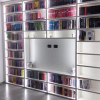 libreria porta tv con ripiani in nicchia laccata