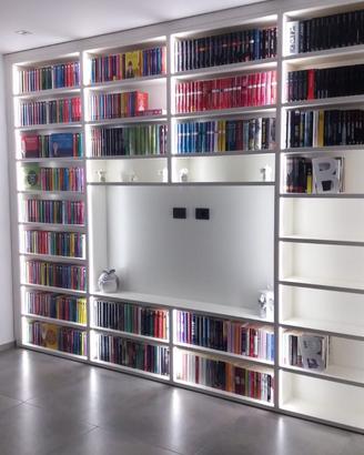 libreria porta tv con ripiani in nicchia laccata