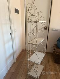 Scaffalatura metallica bianca