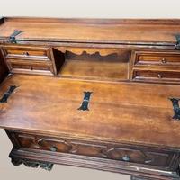 Cassettiera vintage con scrittoio segreto