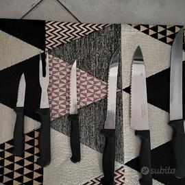 Coltelli più tagliari in legno