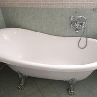 Vasca da bagno con piedini bianca