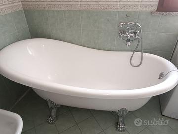 Vasca da bagno con piedini bianca