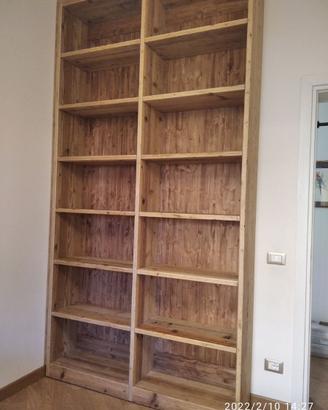 libreria in abete vecchio recuperato con ripiani