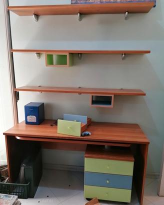 Scrivania con cassettiera orientabile + 3 mensole 