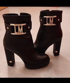 stivaletto love moschino