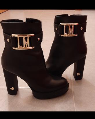 stivaletto love moschino
