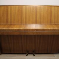 Pianoforte verticale Steinway