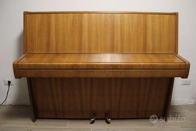 Pianoforte verticale Steinway