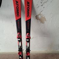 Sci con attacchi Atomic 130 e racchette