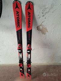 Sci con attacchi Atomic 130 e racchette