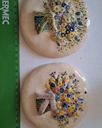 Due ceramiche da appendere.