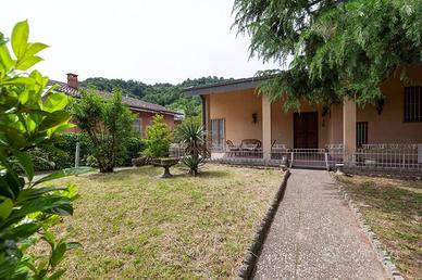 Villa di 320 m² con più di 5 locali e box auto dop