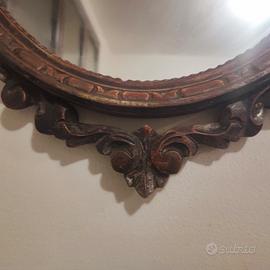 Specchio ovale d'antiquariato stile parigino. 