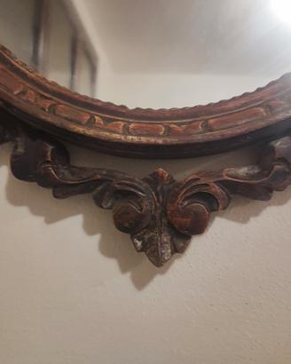 Specchio ovale d'antiquariato stile parigino. 