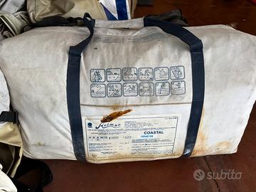 Zattera arimar 8 persone da revisionare