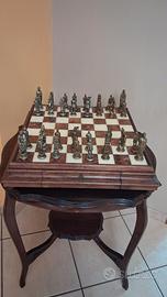 scacchiera antica in marmo antica con tavolo