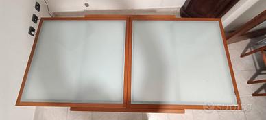 Tavolo in legno con vetro satinato e quattro sedie