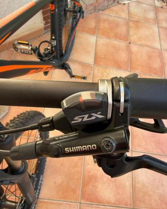 Mountain bike ktm in carbonio