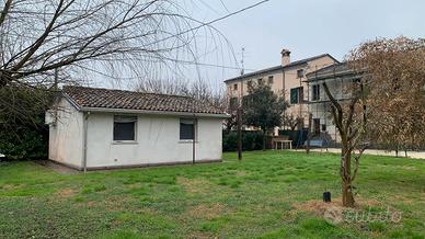 Casa di campagna abbinata ad un lato