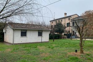 Casa di campagna abbinata ad un lato