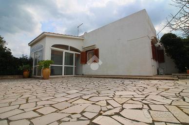 VILLA A SCHIERA A OSTUNI