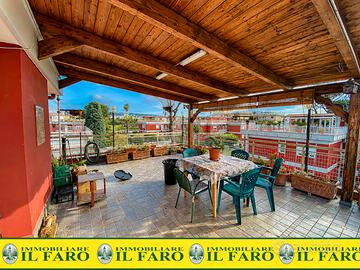 Ampio duplex con terrazzo in parco con piscina