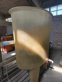 Cisterna verticale per  vino da 800 lt