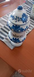 vaso farmacia bianco con fiori blu
