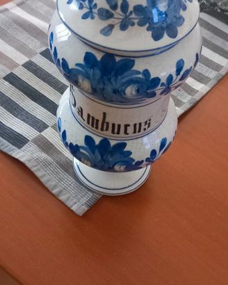 vaso farmacia bianco con fiori blu