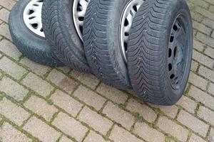 Gomme invernali su cerchi ferro 175/65/R14 usate.