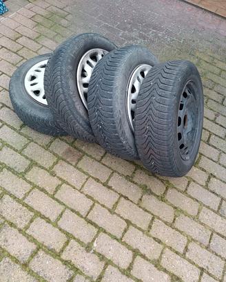 Gomme invernali su cerchi ferro 175/65/R14 usate.