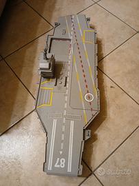 Portaerei giocattolo