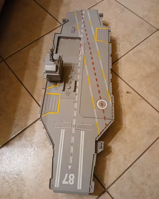 Portaerei giocattolo