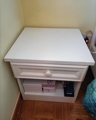 Letto singolo e comodino