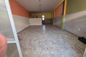 Locale con luce acqua e due bagni