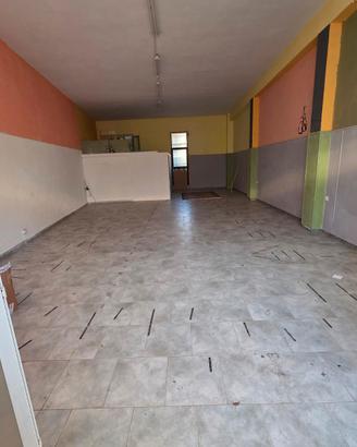 Locale con luce acqua e due bagni