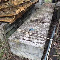 Travi in cemento armato e blocchi trapezoidali