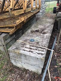 Travi in cemento armato e blocchi trapezoidali