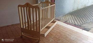 CULLA IN LEGNO CON ACCESSORI